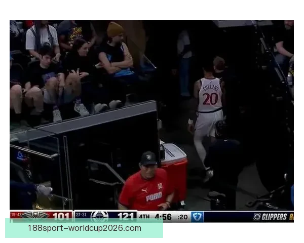 约翰-科林斯与大洛抢板时发生碰撞 已返回更衣室接受检查